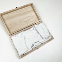 Aankondigingskistje zwangerschap | Houten kistje met romper - Afbeelding 2